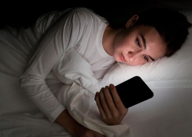 Terlalu Lama Pakai Gadget, Ini 10 Dampak Blue Light pada Tidur yang Mengganggu Kualitas Istirahat